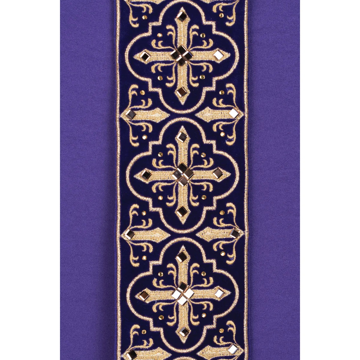 Chasuble richly embroidered with stones LE / 7004