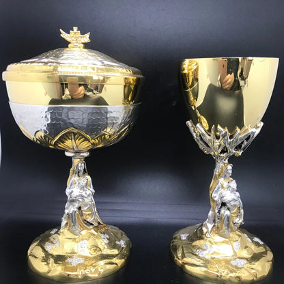 Chiselled chalice and ciborium set the Pietà