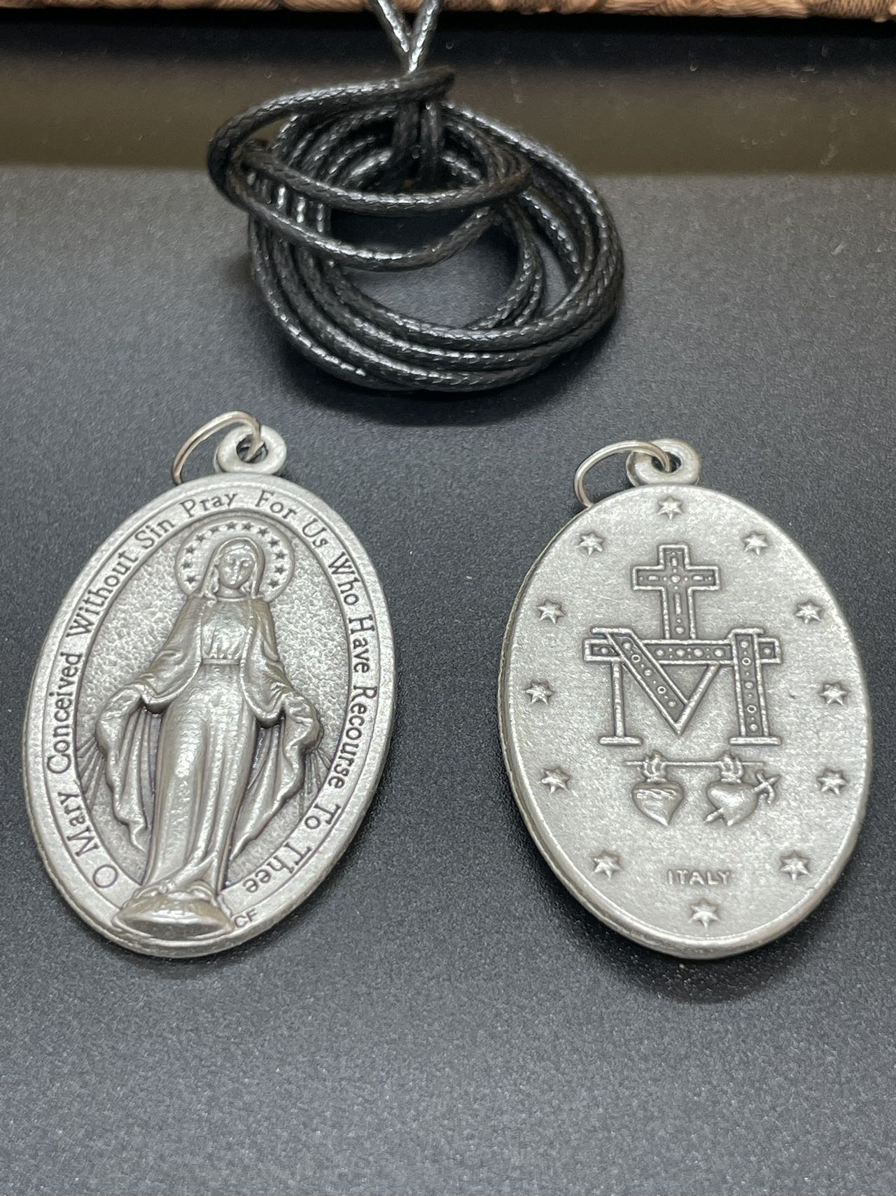 Miraculous Medal measuring 4.5cm