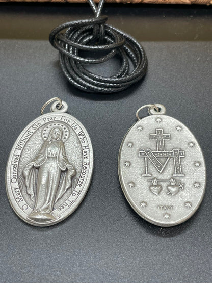 Miraculous Medal measuring 4.5cm