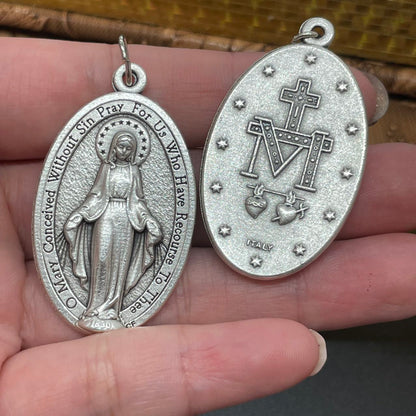 Miraculous Medal measuring 4.5cm