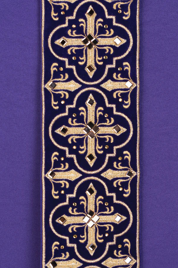 Chasuble richly embroidered with stones LE / 7004